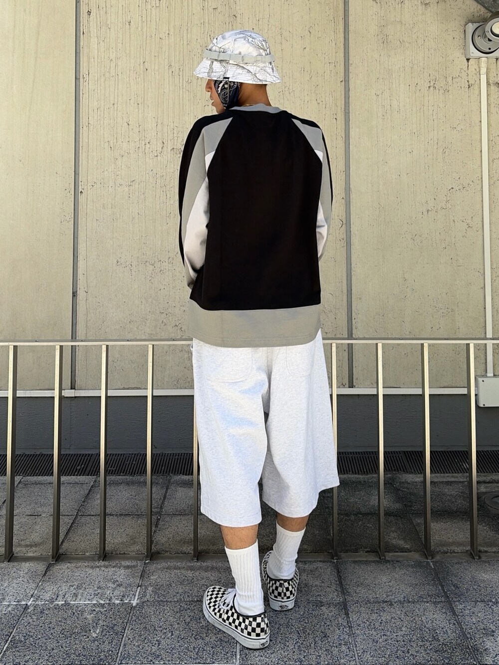ブルー系のTシャツ/カットソー、グレー系のスウェットパンツ、その他のハットを着用したメンズの夏コーディネートの5枚目の写真