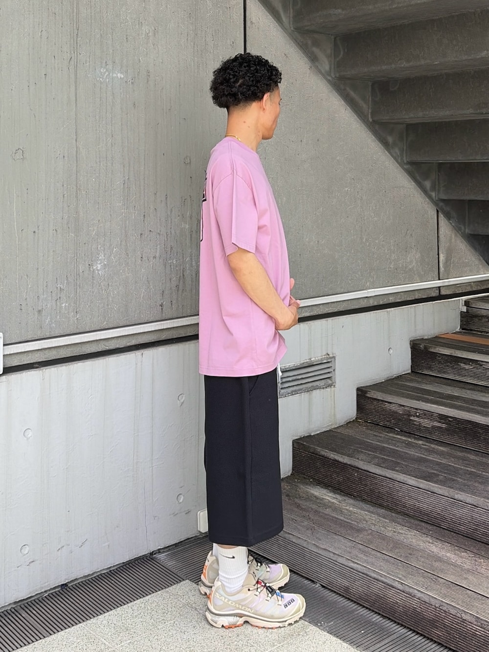 ピンク系のTシャツ/カットソー、その他のその他パンツを着用したメンズの夏コーディネートの3枚目の写真