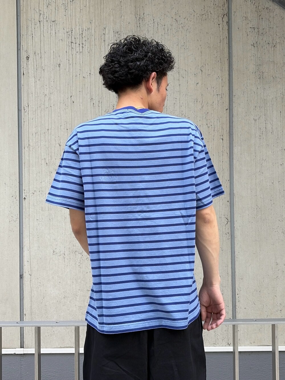 ブルー系のTシャツ/カットソー、ブラック系のその他パンツを着用したメンズの春コーディネートの6枚目の写真