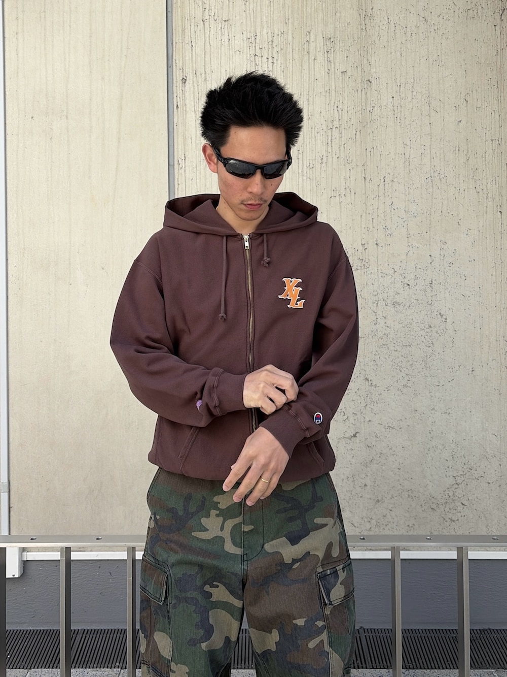 ブラウン系のパーカー、グリーン系のカーゴパンツを着用したメンズの春コーディネートの5枚目の写真