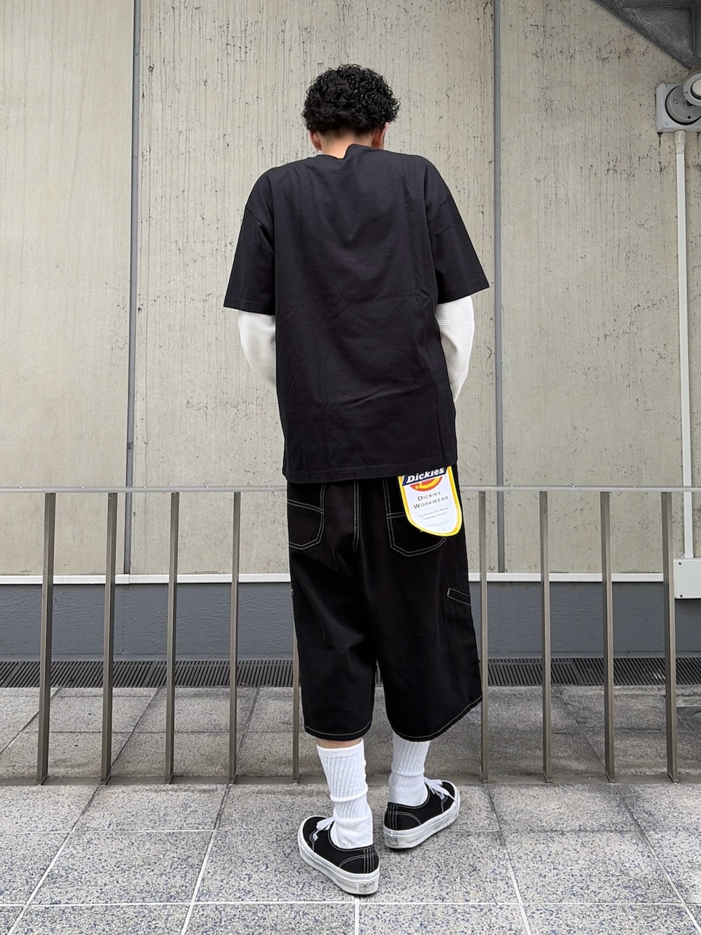 ホワイト系のTシャツ/カットソー、ホワイト系のTシャツ/カットソー、グリーン系のデニムパンツを着用したメンズの夏コーディネートの5枚目の写真