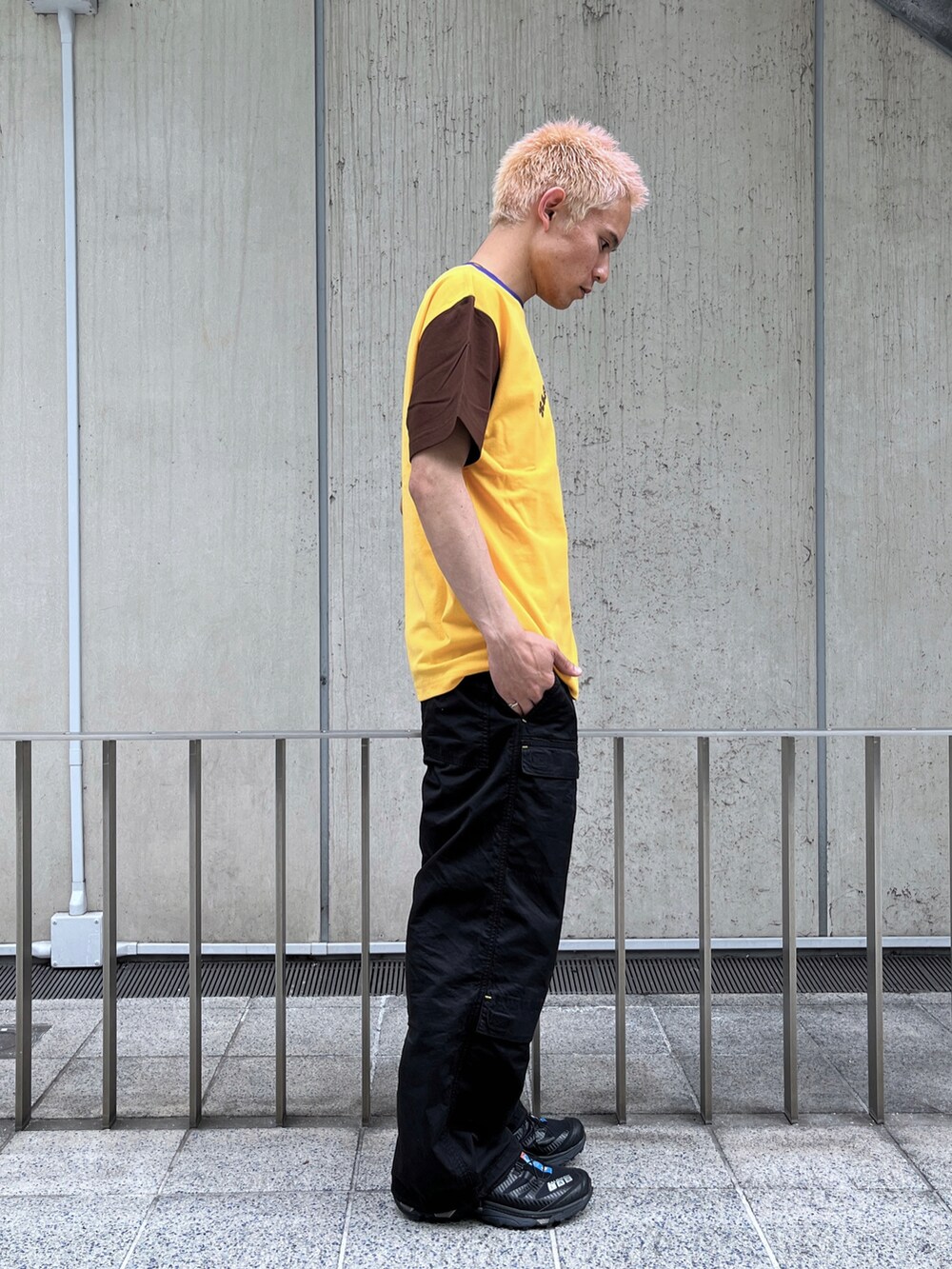 ブラック系のその他パンツ、イエロー系のTシャツ/カットソーを着用したメンズの春コーディネートの5枚目の写真