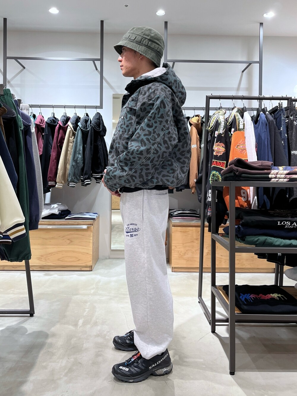 その他のその他アウター、グレー系のスウェットパンツ、グリーン系のハットを着用したメンズの秋コーディネートの2枚目の写真