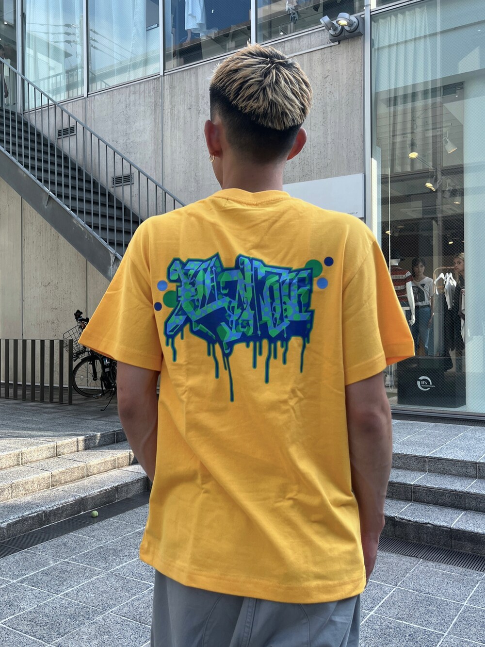 イエロー系のTシャツ/カットソー、グレー系のカーゴパンツを着用したメンズの夏コーディネートの3枚目の写真