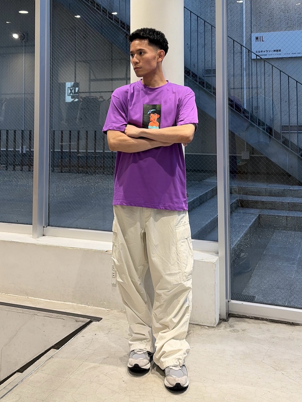 ホワイト系のTシャツ/カットソー、ホワイト系のカーゴパンツを着用したメンズの夏コーディネートの2枚目の写真