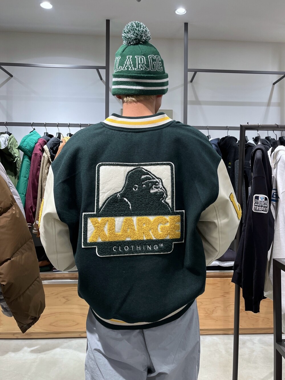 ブラック系のスタジャン、グレー系のその他パンツを着用したメンズの秋コーディネートの7枚目の写真