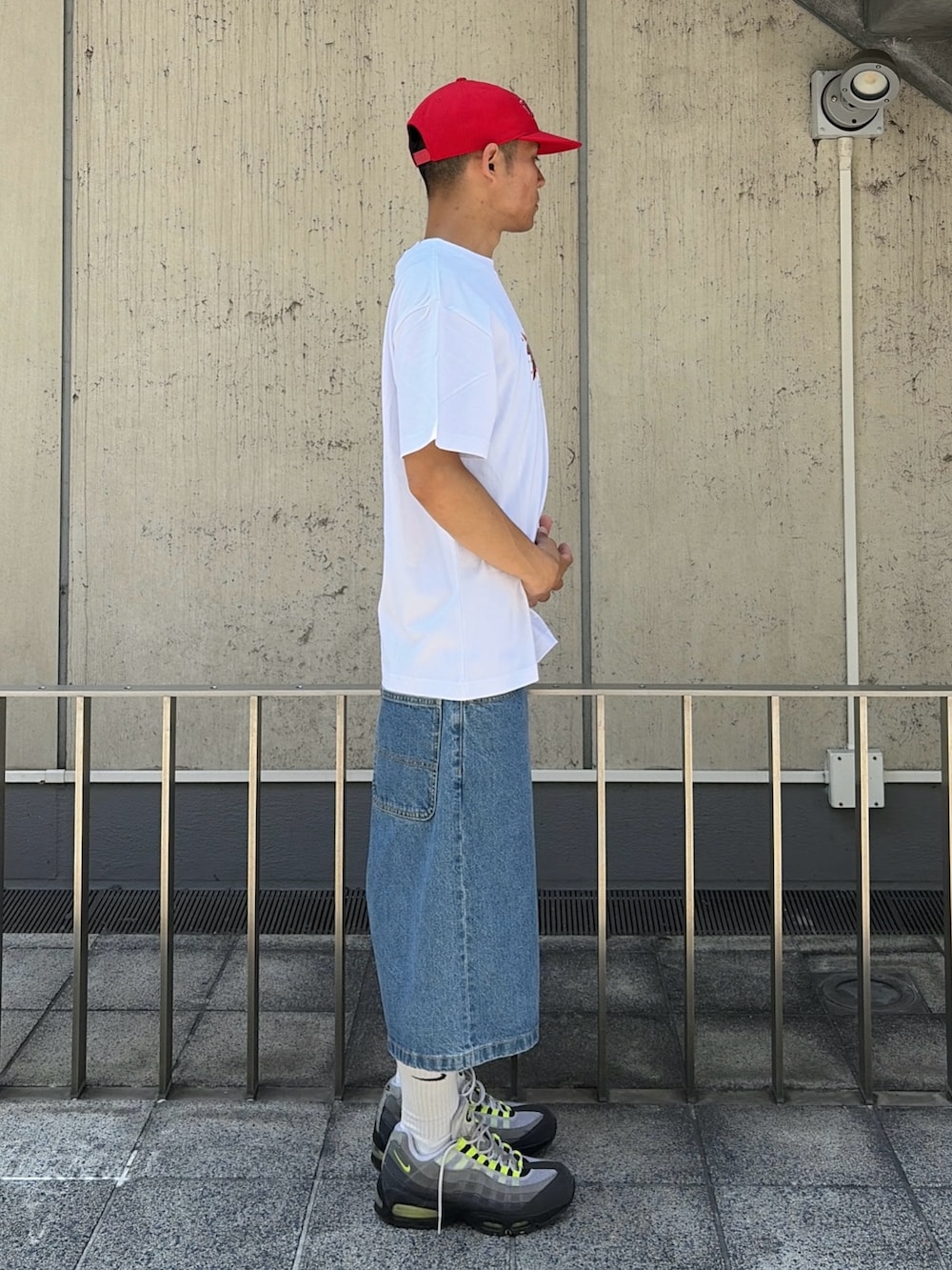 ホワイト系のTシャツ/カットソー、その他のその他パンツ、レッド系のキャップを着用したメンズの夏コーディネートの3枚目の写真