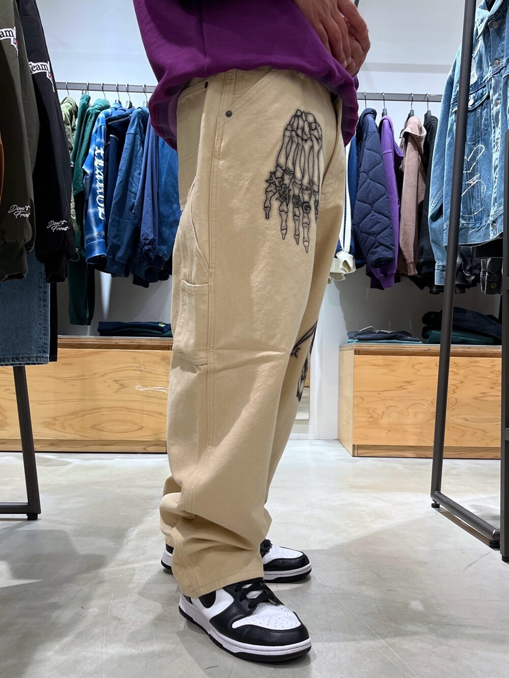 パープル系のスウェット、ベージュ系のその他パンツ、ブルー系のニットキャップ/ビーニーを着用したメンズの秋コーディネートの9枚目の写真