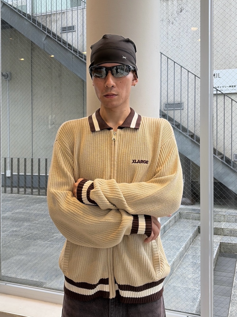 ベージュ系のニット/セーター、ブラウン系のデニムパンツ、その他のニットキャップ/ビーニーを着用したメンズの秋コーディネートの5枚目の写真