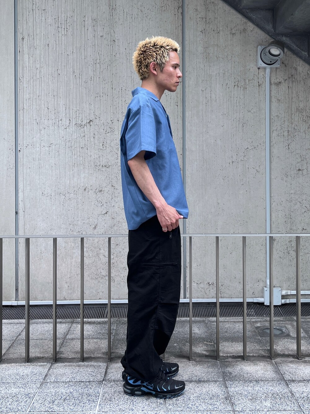 イエロー系のシャツ/ブラウス、ブラック系のその他パンツを着用したメンズの夏コーディネートの4枚目の写真