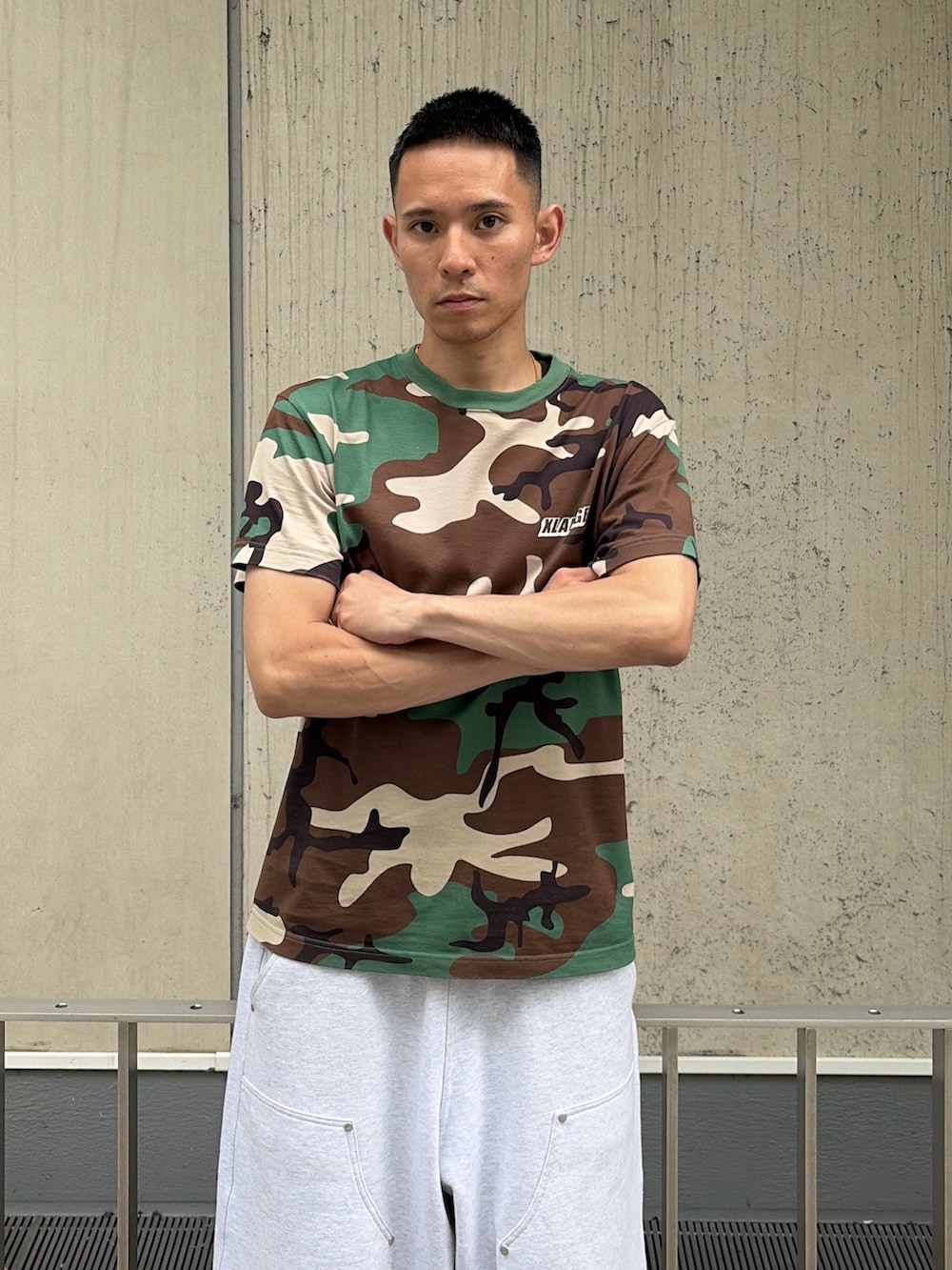 その他のTシャツ/カットソー、グレー系のスウェットパンツを着用したメンズの夏コーディネートの6枚目の写真