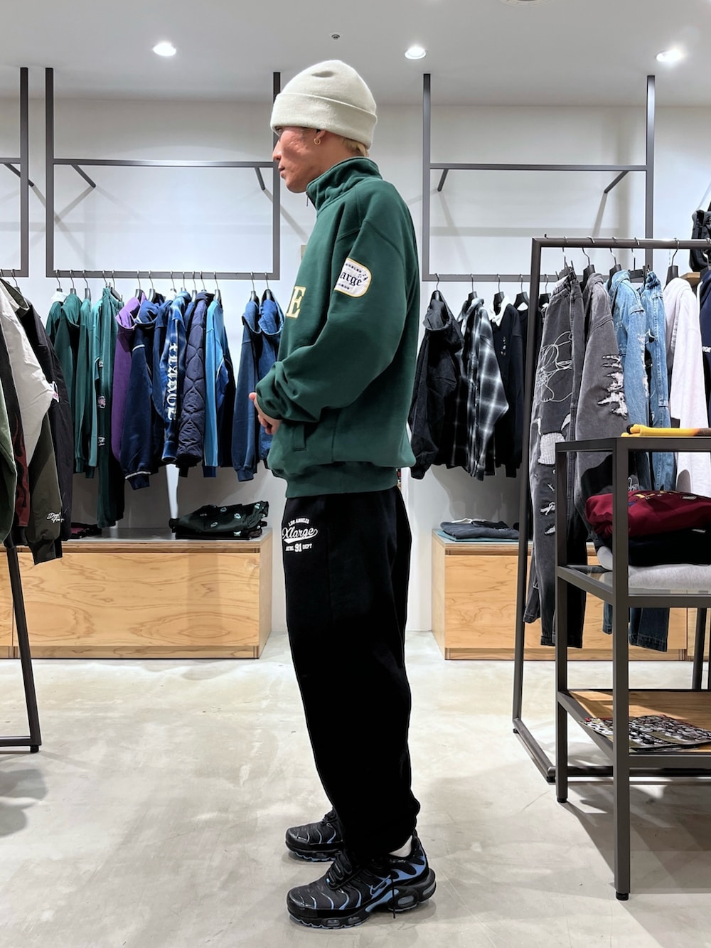 グレー系のスウェットパンツ、グリーン系のスウェット、グレー系のニットキャップ/ビーニーを着用したメンズの秋コーディネートの3枚目の写真