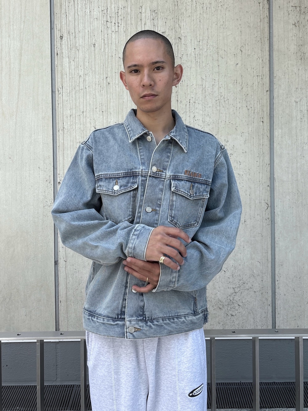 ブラック系のデニムジャケット、グレー系のスウェットパンツを着用したメンズの秋コーディネートの6枚目の写真