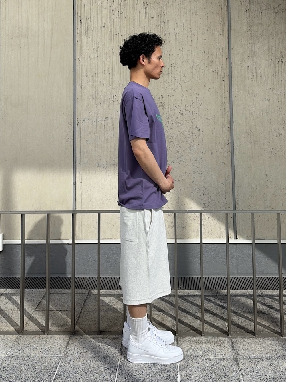 ブラック系のTシャツ/カットソー、ブラック系のスウェットパンツを着用したメンズの春コーディネートの3枚目の写真