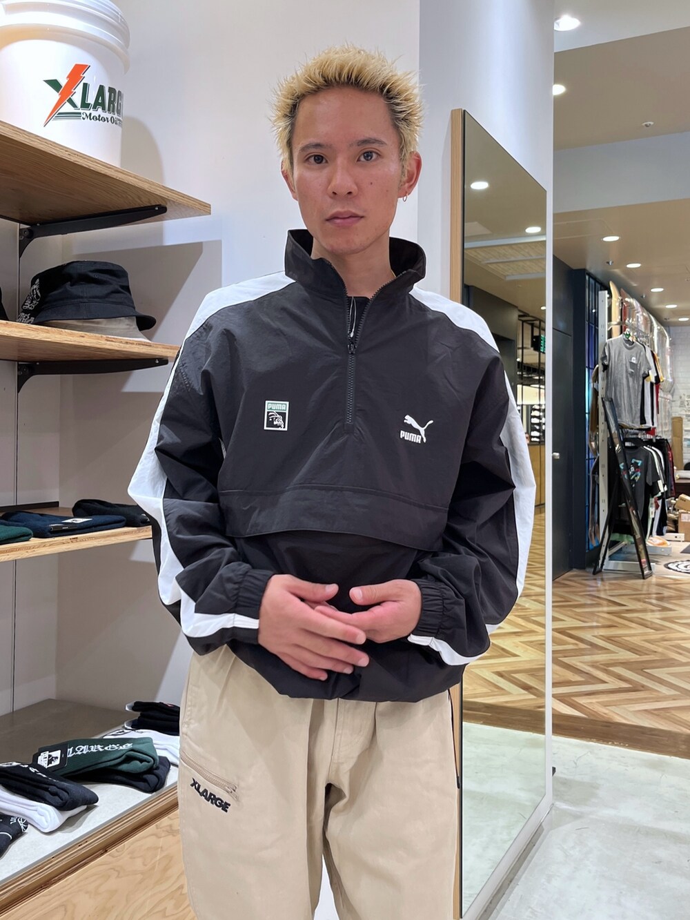 ブラック系のブルゾン、ベージュ系のその他パンツ、ブラック系のスニーカーを着用したメンズの秋コーディネートの5枚目の写真