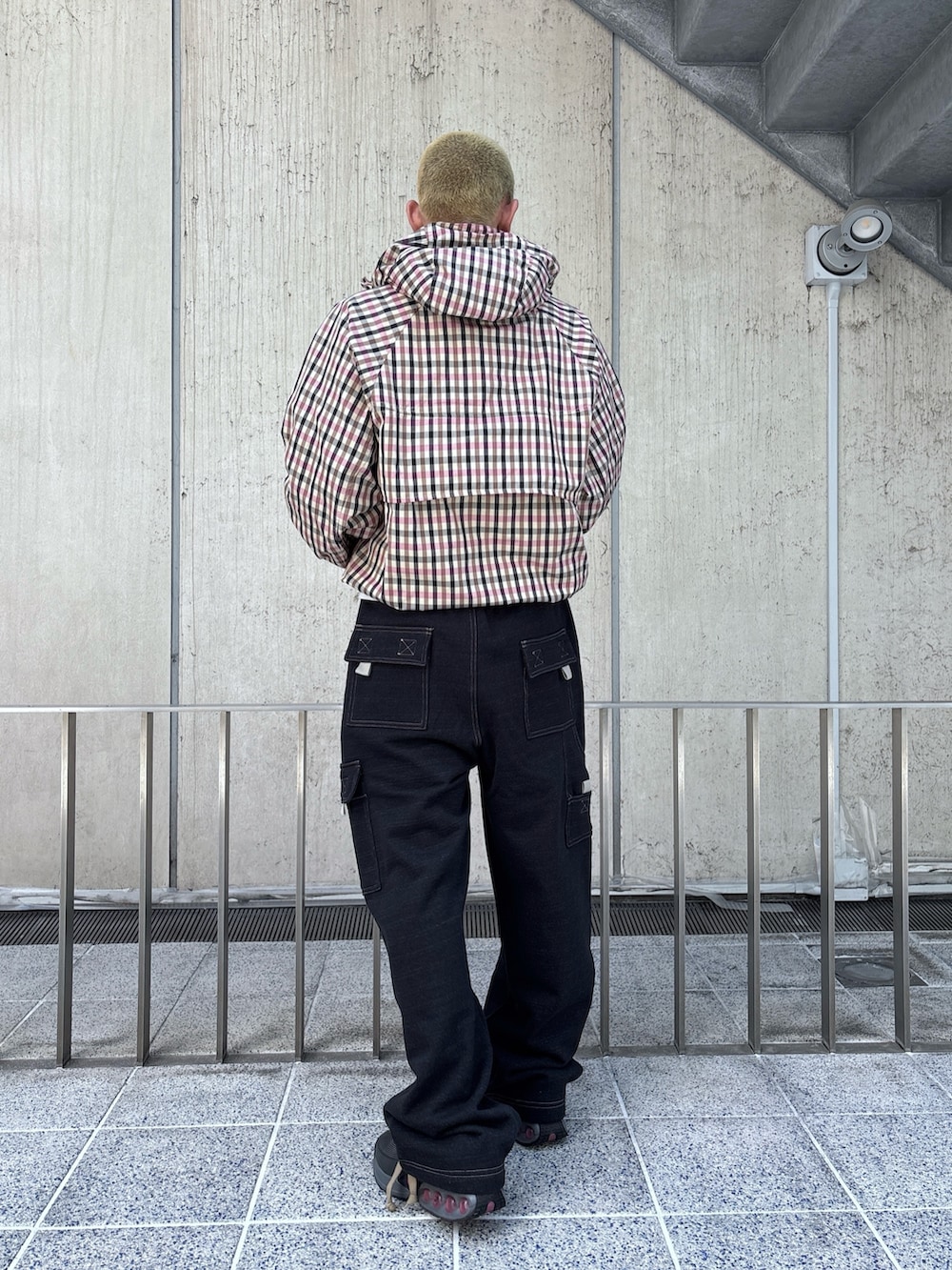 ピンク系のその他アウター、ブラック系のスウェットパンツを着用したメンズの春コーディネートの4枚目の写真