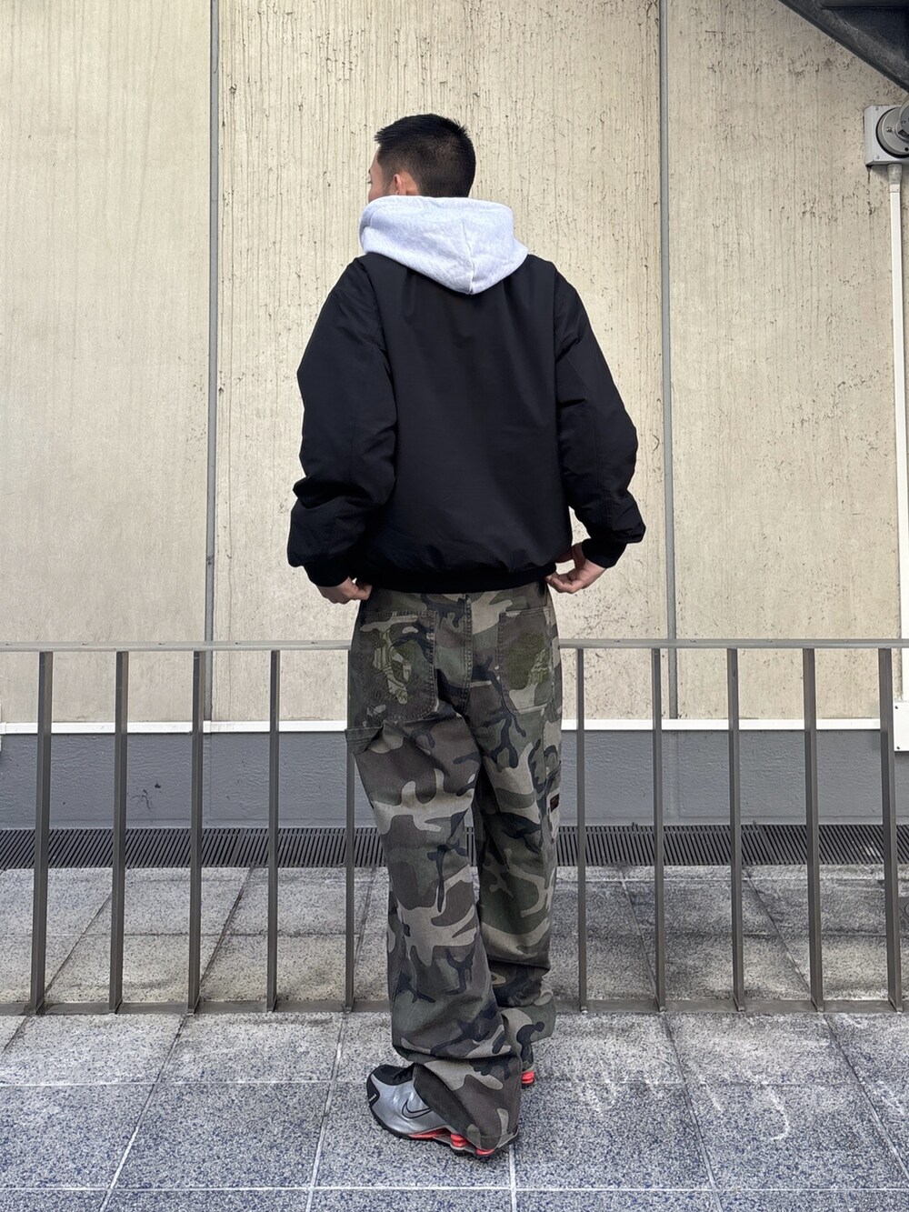 ブラック系のブルゾン、その他のその他パンツ、ブラック系のパーカーを着用したメンズの冬コーディネートの4枚目の写真