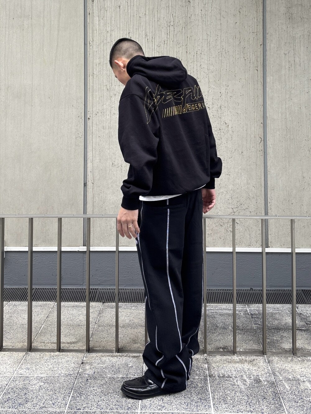 グレー系のスウェットパンツを着用したメンズの冬コーディネートの4枚目の写真