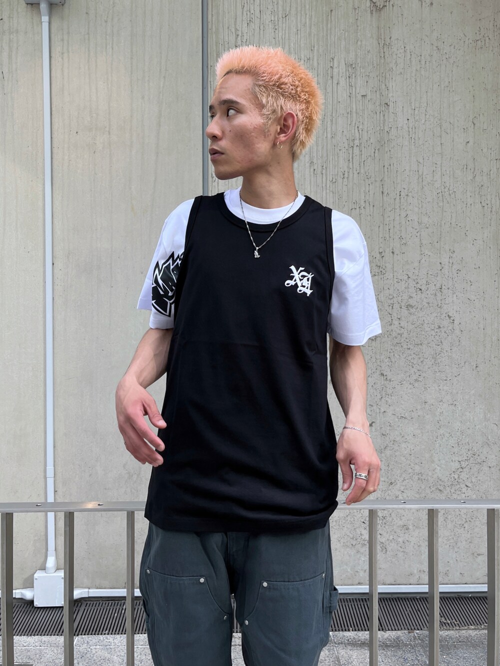ホワイト系のTシャツ/カットソー、ブラック系のその他パンツ、ブラック系のタンクトップを着用したメンズの夏コーディネートの4枚目の写真