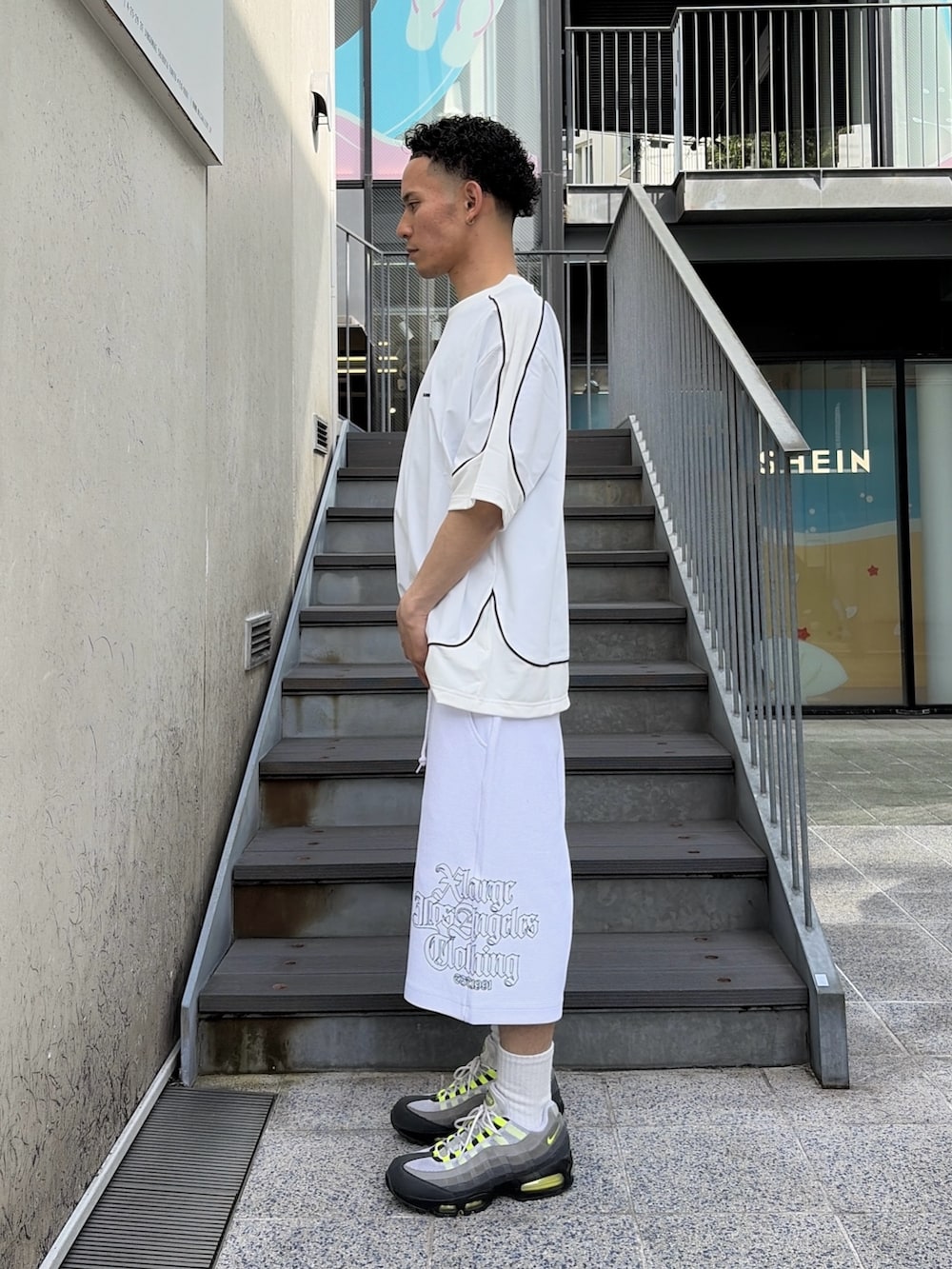 ホワイト系のその他パンツ、ホワイト系のTシャツ/カットソーを着用したメンズの春コーディネートの2枚目の写真
