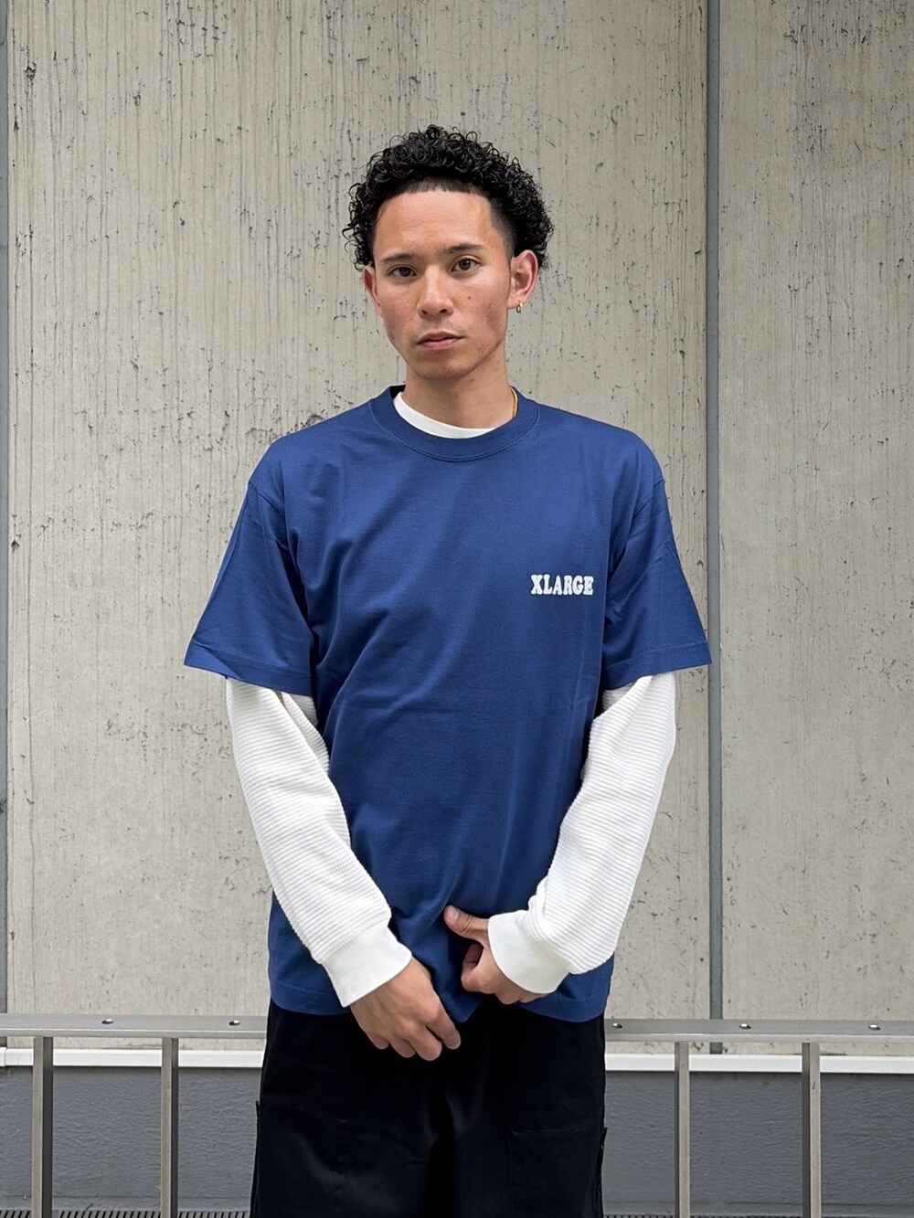 ブルー系のTシャツ/カットソー、ホワイト系のTシャツ/カットソー、ブラック系のその他パンツを着用したメンズの夏コーディネートの6枚目の写真