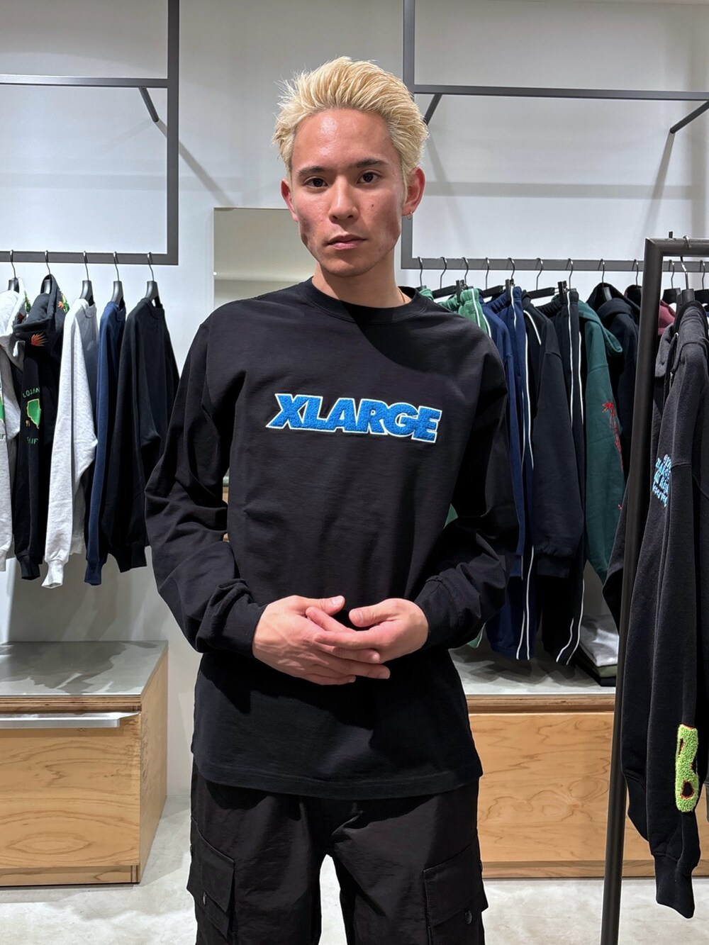 ブラック系のブルゾン、ブラック系のカーゴパンツ、ブラック系のTシャツ/カットソーを着用したメンズの冬コーディネートの10枚目の写真