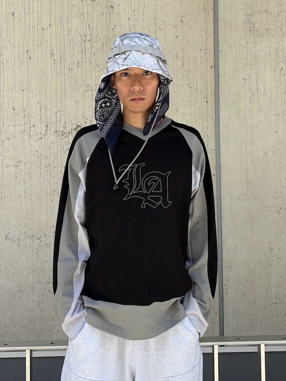ブルー系のTシャツ/カットソー、グレー系のスウェットパンツ、その他のハットを着用したメンズの夏コーディネートの6枚目の写真