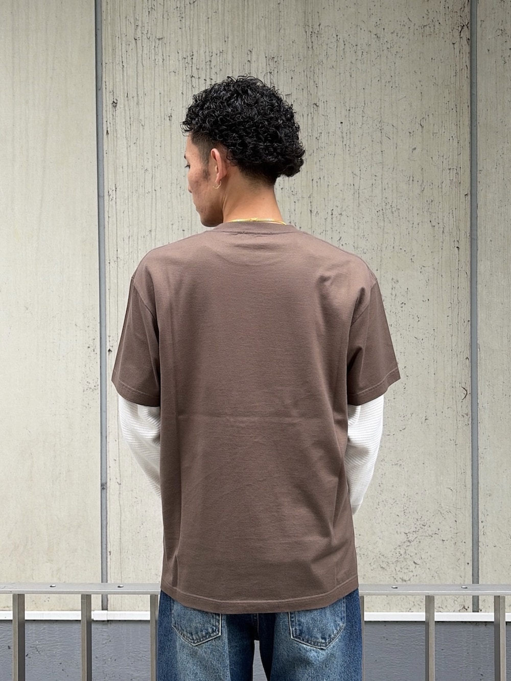 ブラック系のTシャツ/カットソー、ホワイト系のTシャツ/カットソー、ブルー系のデニムパンツを着用したメンズの夏コーディネートの6枚目の写真