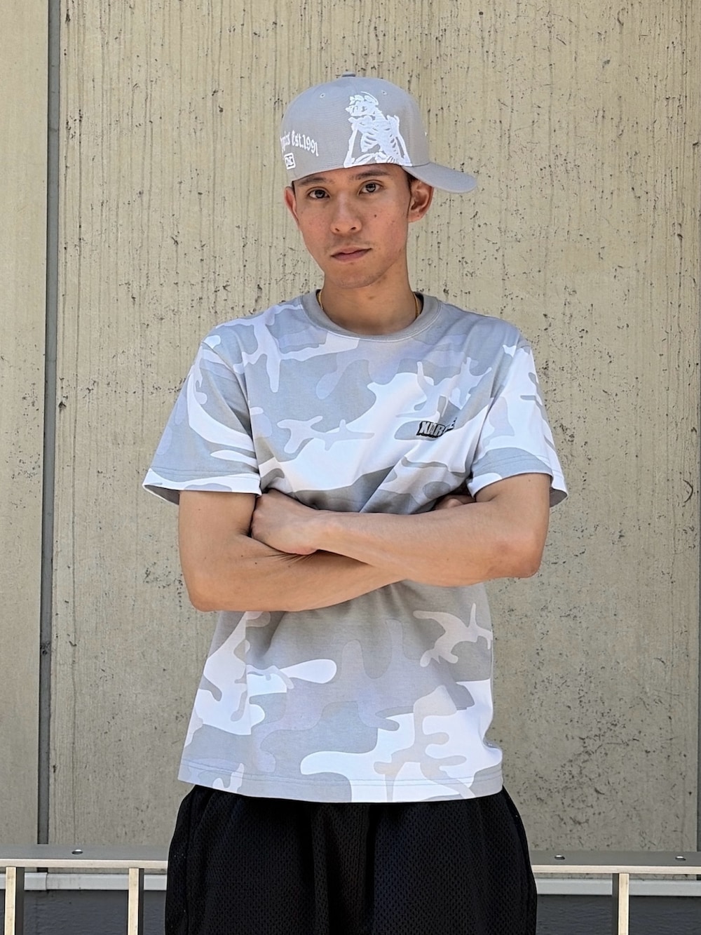 その他のTシャツ/カットソー、ブラック系のその他パンツ、ブルー系のキャップを着用したメンズの夏コーディネートの6枚目の写真