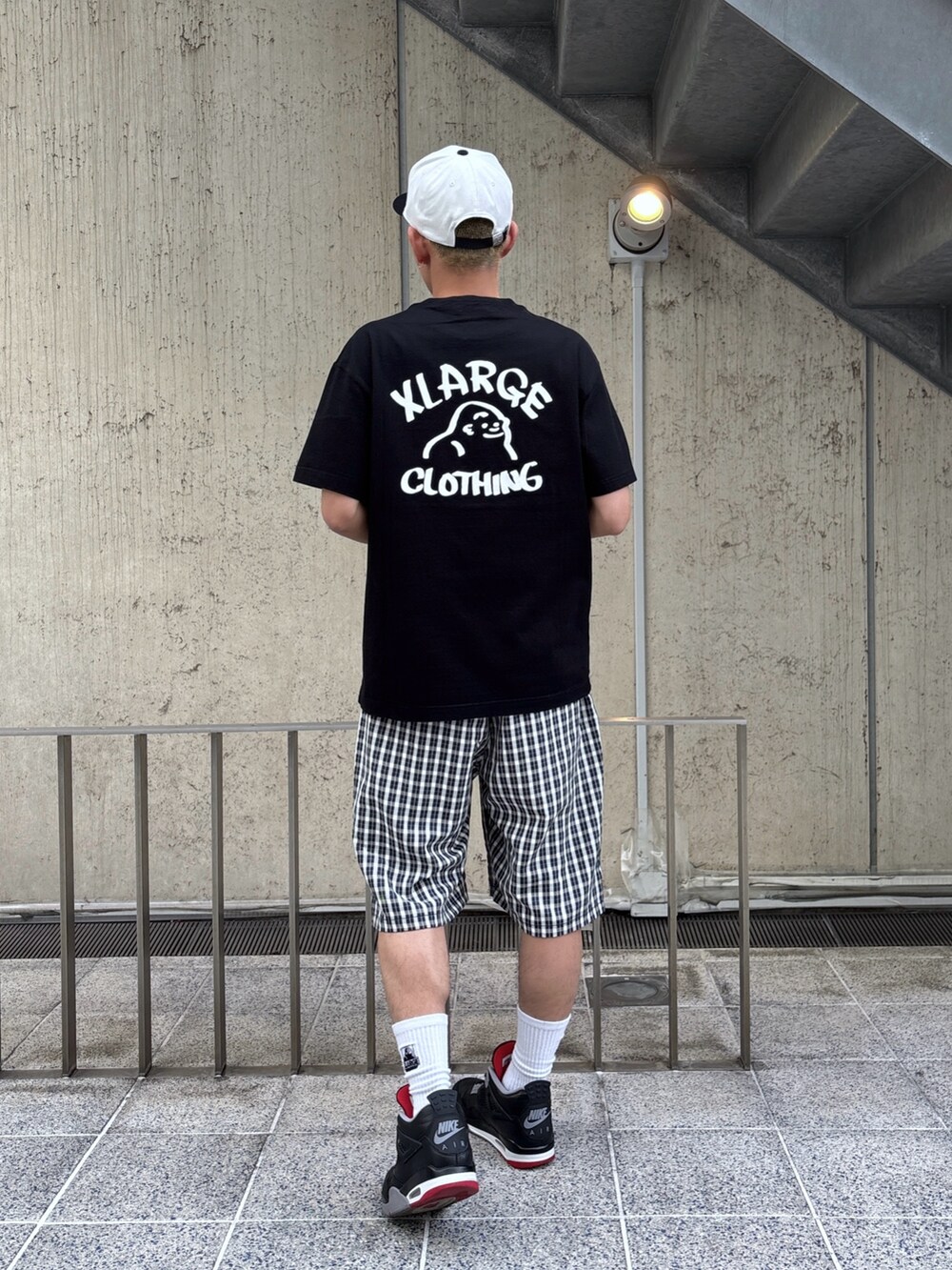 ブラック系のTシャツ/カットソー、ブルー系のその他パンツ、ホワイト系のキャップを着用したメンズの春コーディネートの5枚目の写真