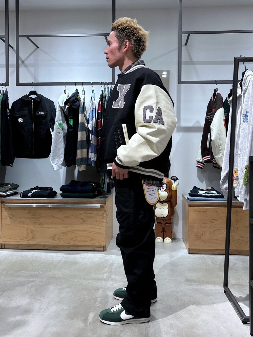 ブラック系のスタジャン、グレー系のシャツ/ブラウス、ブラック系のその他パンツを着用したメンズの冬コーディネートの2枚目の写真