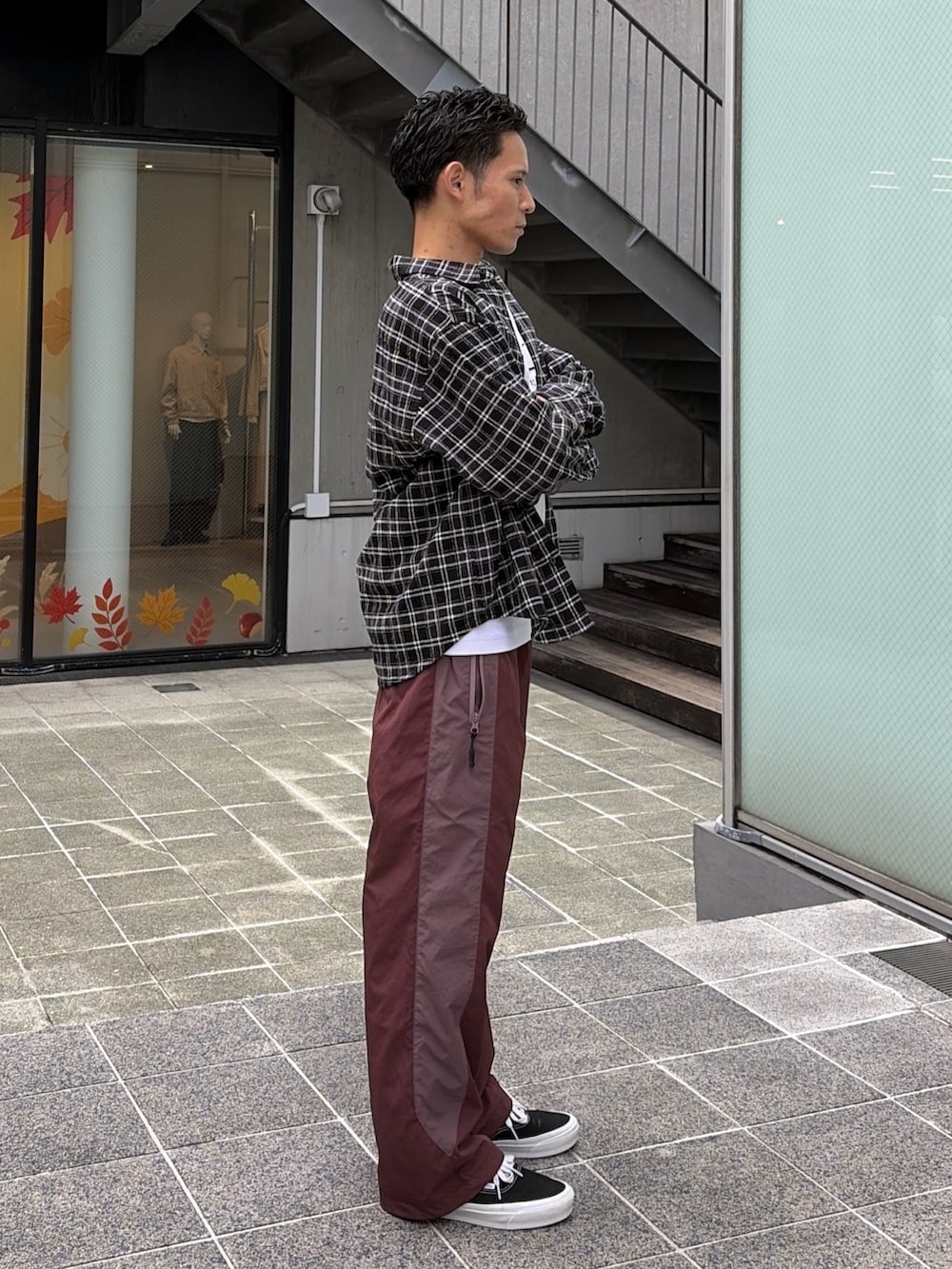 ホワイト系のTシャツ/カットソー、ブラック系のシャツ/ブラウス、レッド系のその他パンツを着用したメンズの秋コーディネートの4枚目の写真