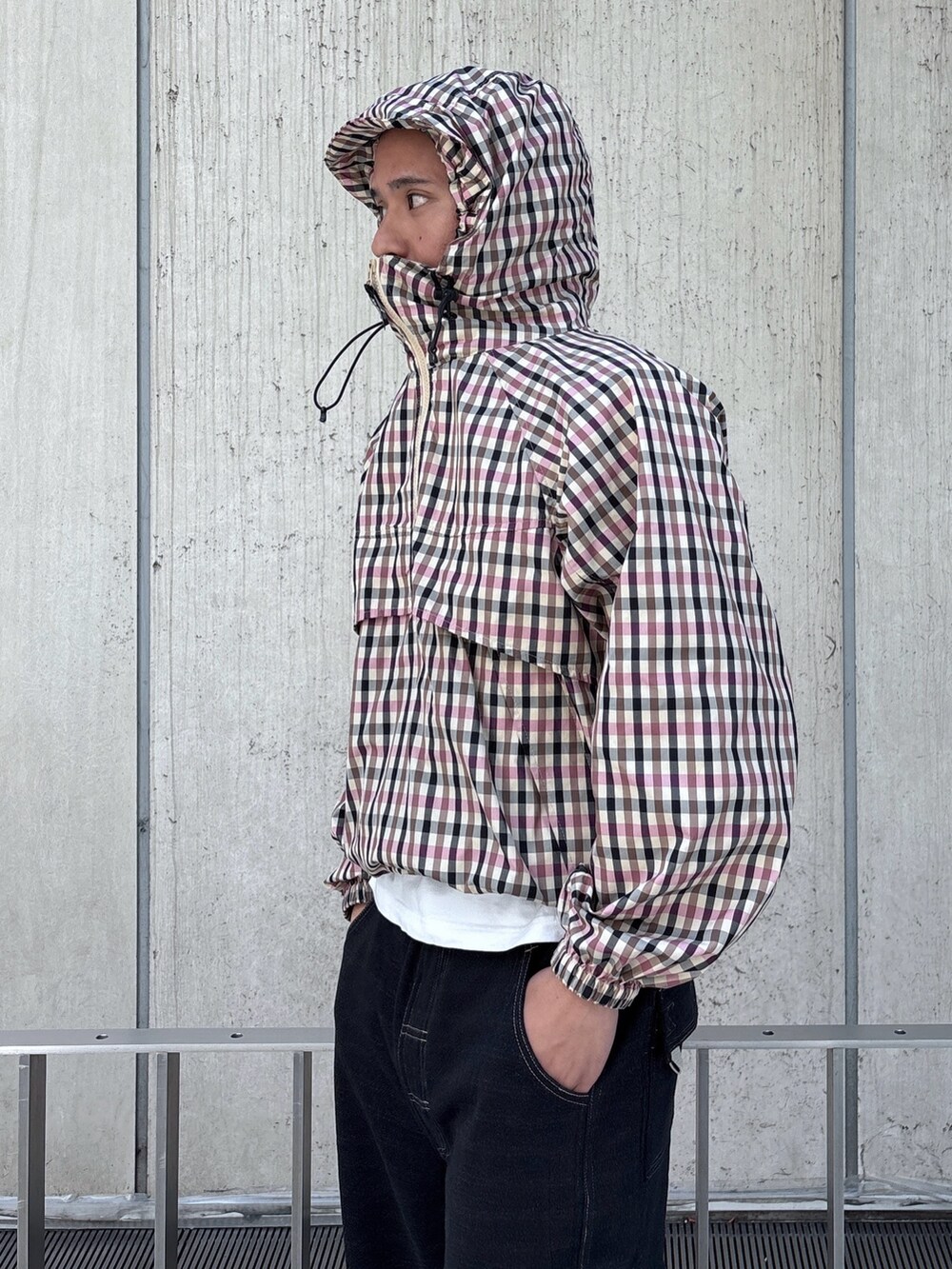 ピンク系のその他アウター、ブラック系のスウェットパンツを着用したメンズの春コーディネートの7枚目の写真