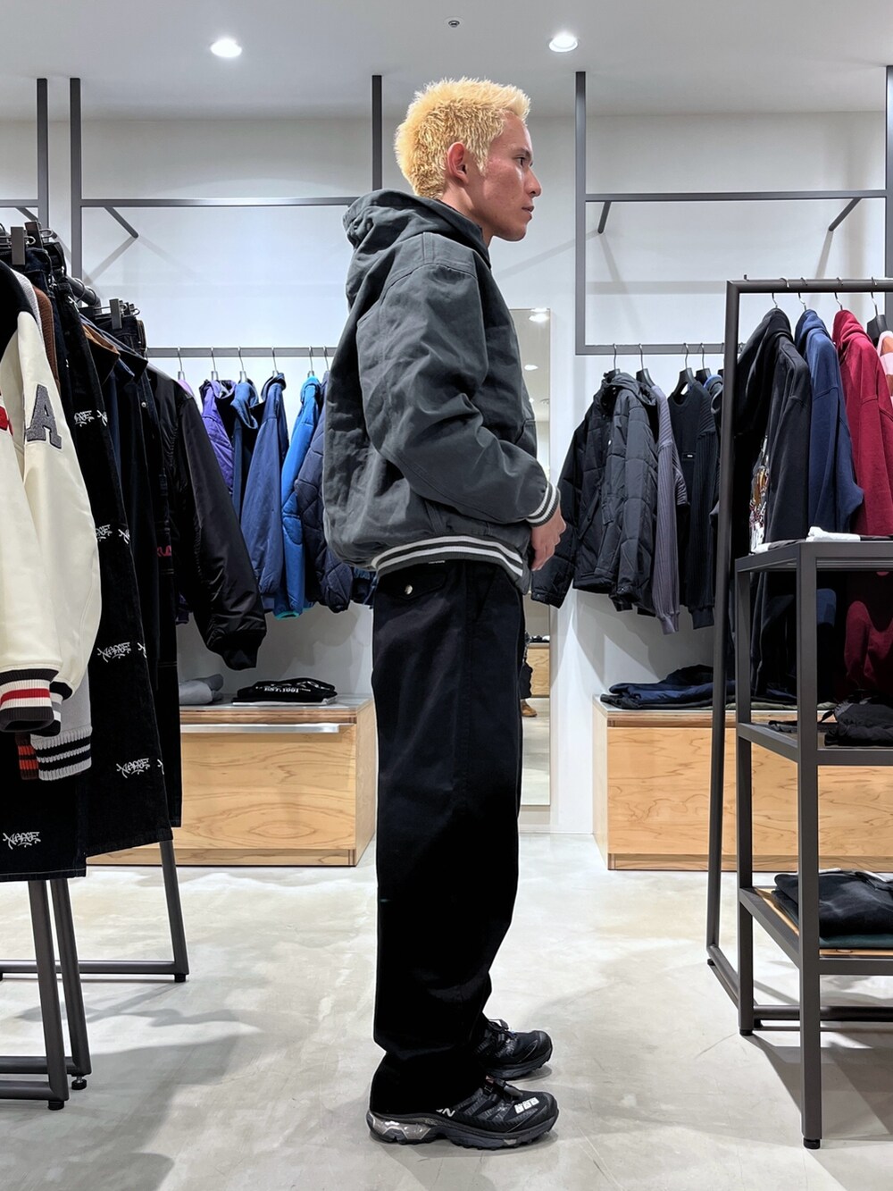 グリーン系のブルゾン、ブラック系のその他パンツを着用したメンズの秋コーディネートの3枚目の写真