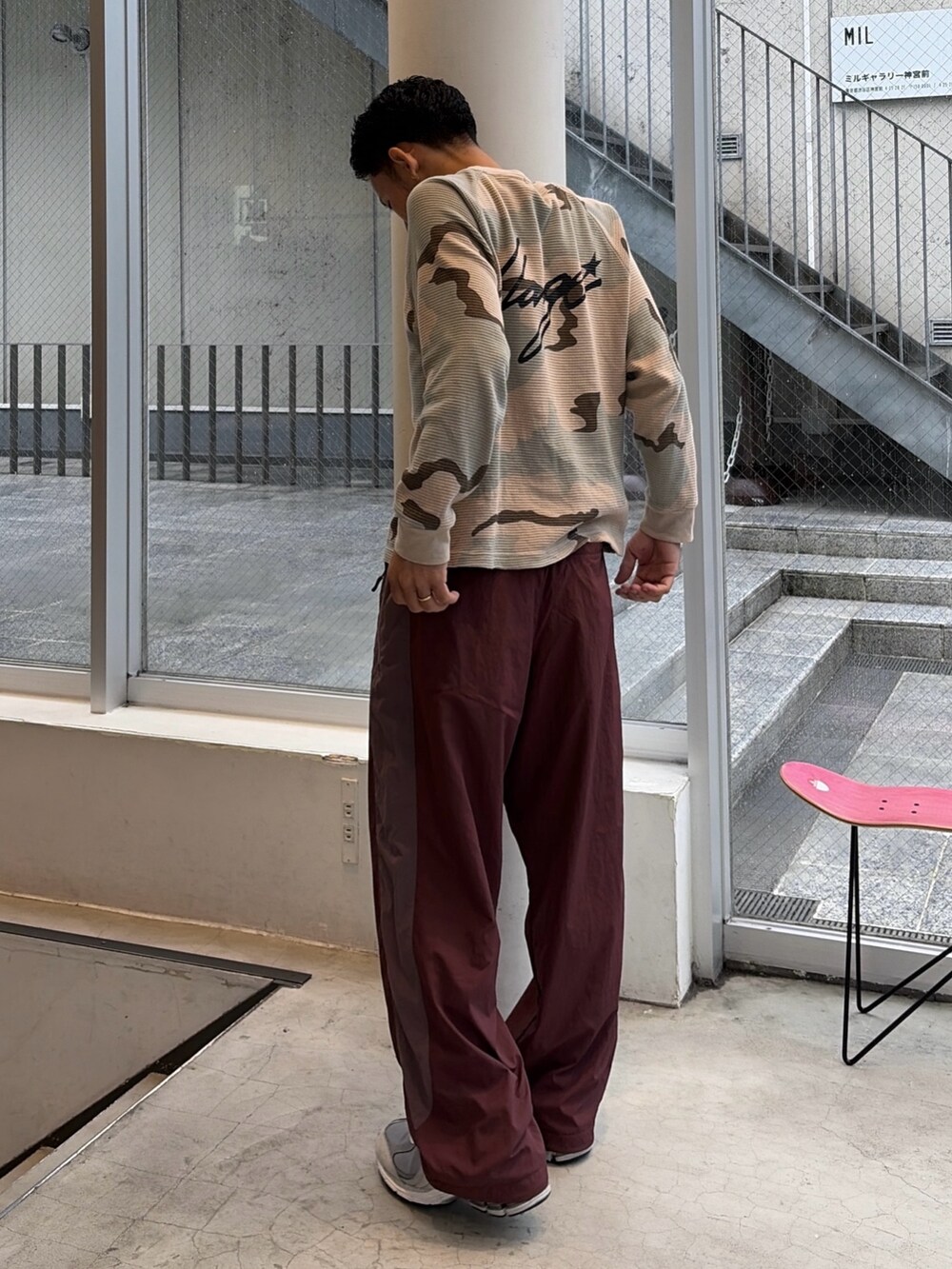 その他のTシャツ/カットソー、レッド系のその他パンツを着用したメンズの秋コーディネートの5枚目の写真