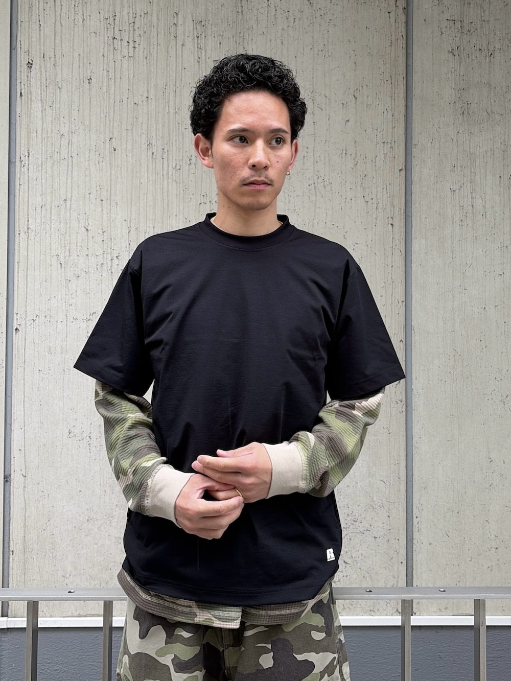 その他のカーゴパンツ、ホワイト系のTシャツ/カットソー、その他のTシャツ/カットソーを着用したメンズの春コーディネートの6枚目の写真