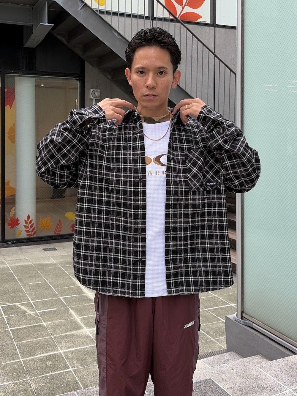 ホワイト系のTシャツ/カットソー、ブラック系のシャツ/ブラウス、レッド系のその他パンツを着用したメンズの秋コーディネートの6枚目の写真