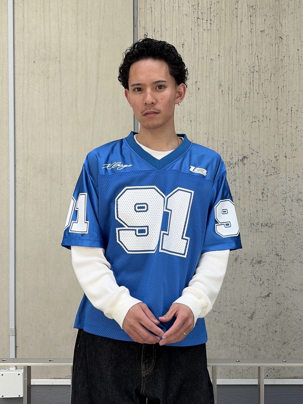 ブラック系のTシャツ/カットソー、ホワイト系のTシャツ/カットソー、ブルー系のデニムパンツを着用したメンズの春コーディネートの5枚目の写真