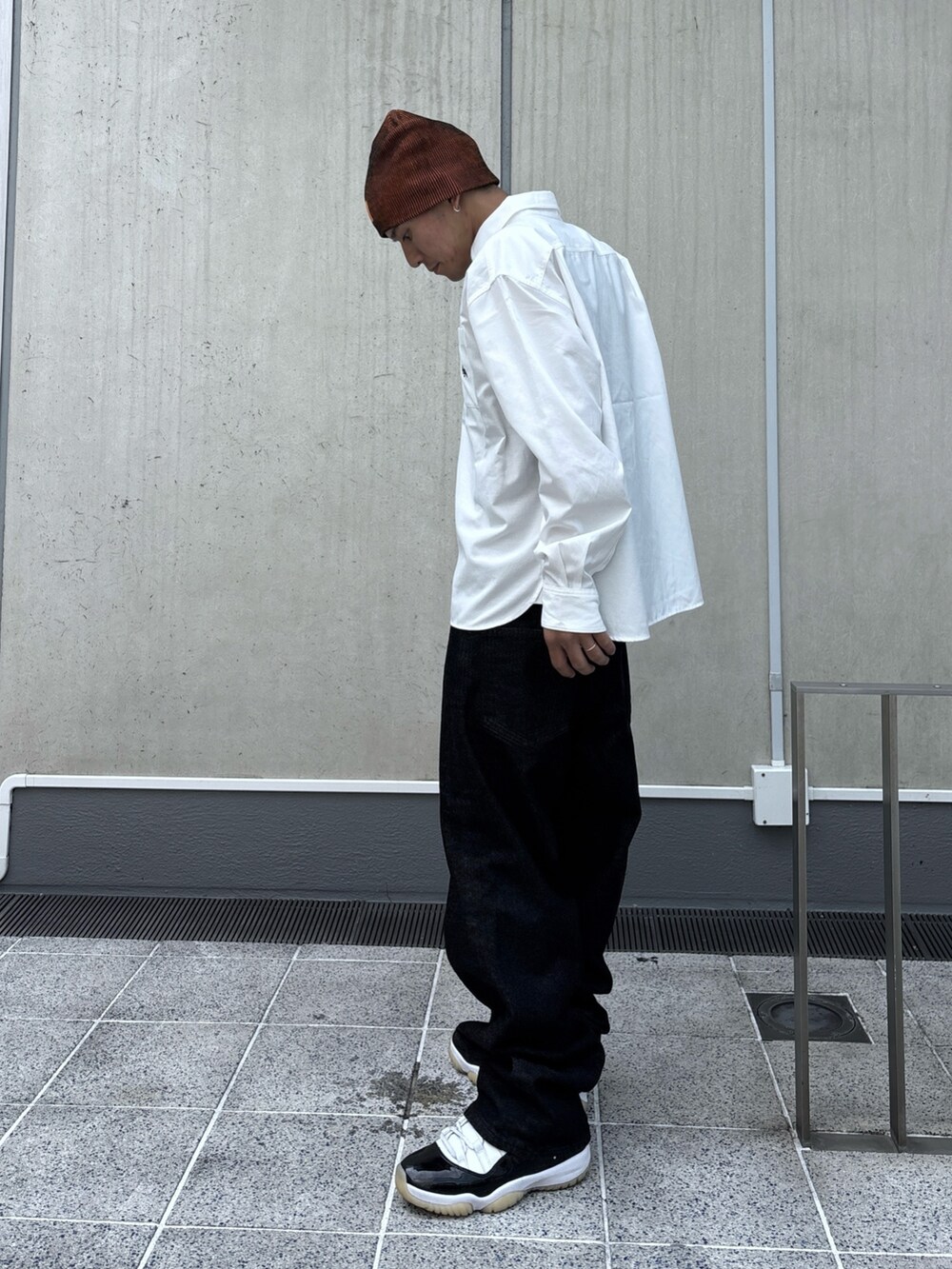 ホワイト系のシャツ/ブラウス、ブラック系のデニムパンツ、オレンジ系のニットキャップ/ビーニーを着用したメンズの秋コーディネートの2枚目の写真