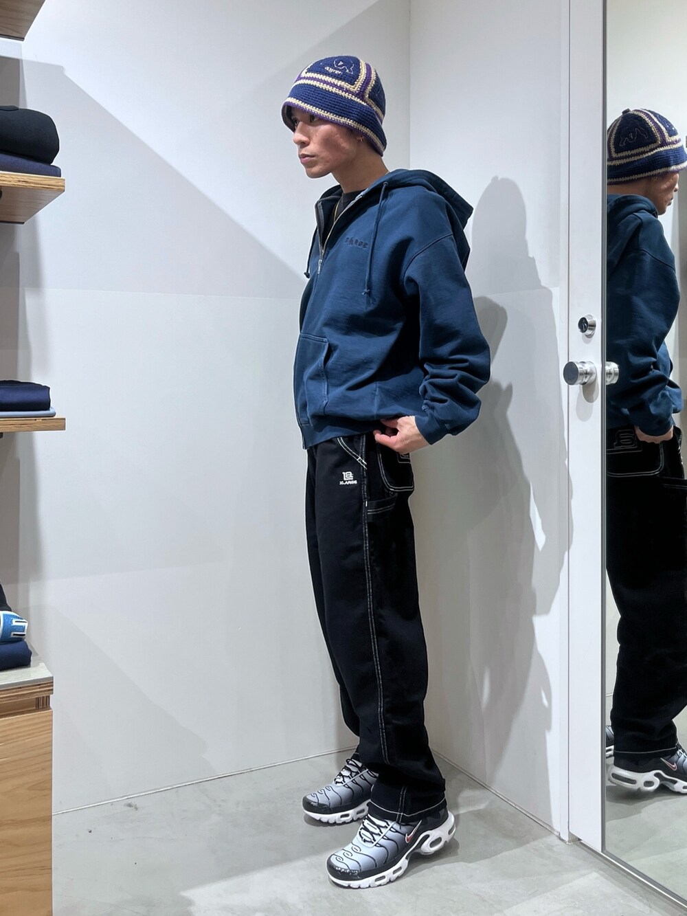 ブルー系のパーカー、ブラウン系のその他パンツを着用したメンズの冬コーディネートの2枚目の写真