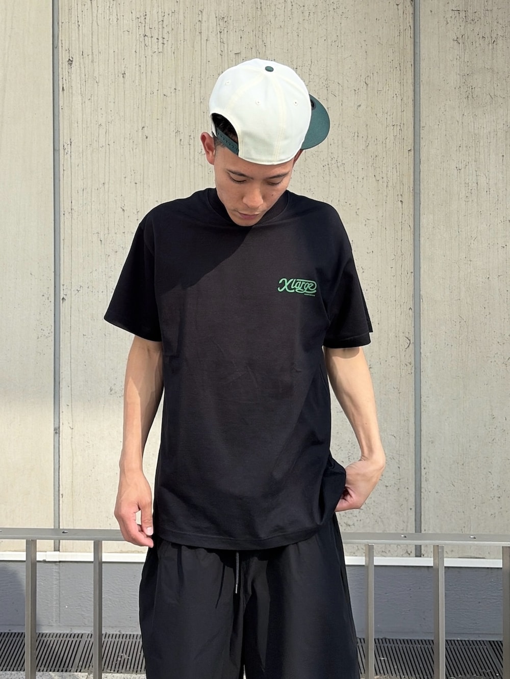 ブラック系のTシャツ/カットソー、ブラック系のその他パンツ、ホワイト系のキャップを着用したメンズの夏コーディネートの6枚目の写真