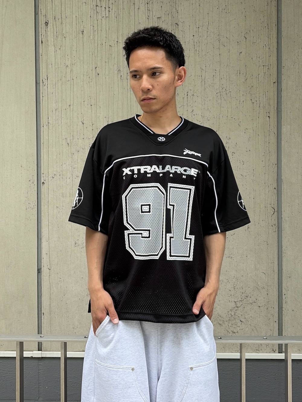 ホワイト系のTシャツ/カットソー、グレー系のスウェットパンツを着用したメンズの夏コーディネートの5枚目の写真
