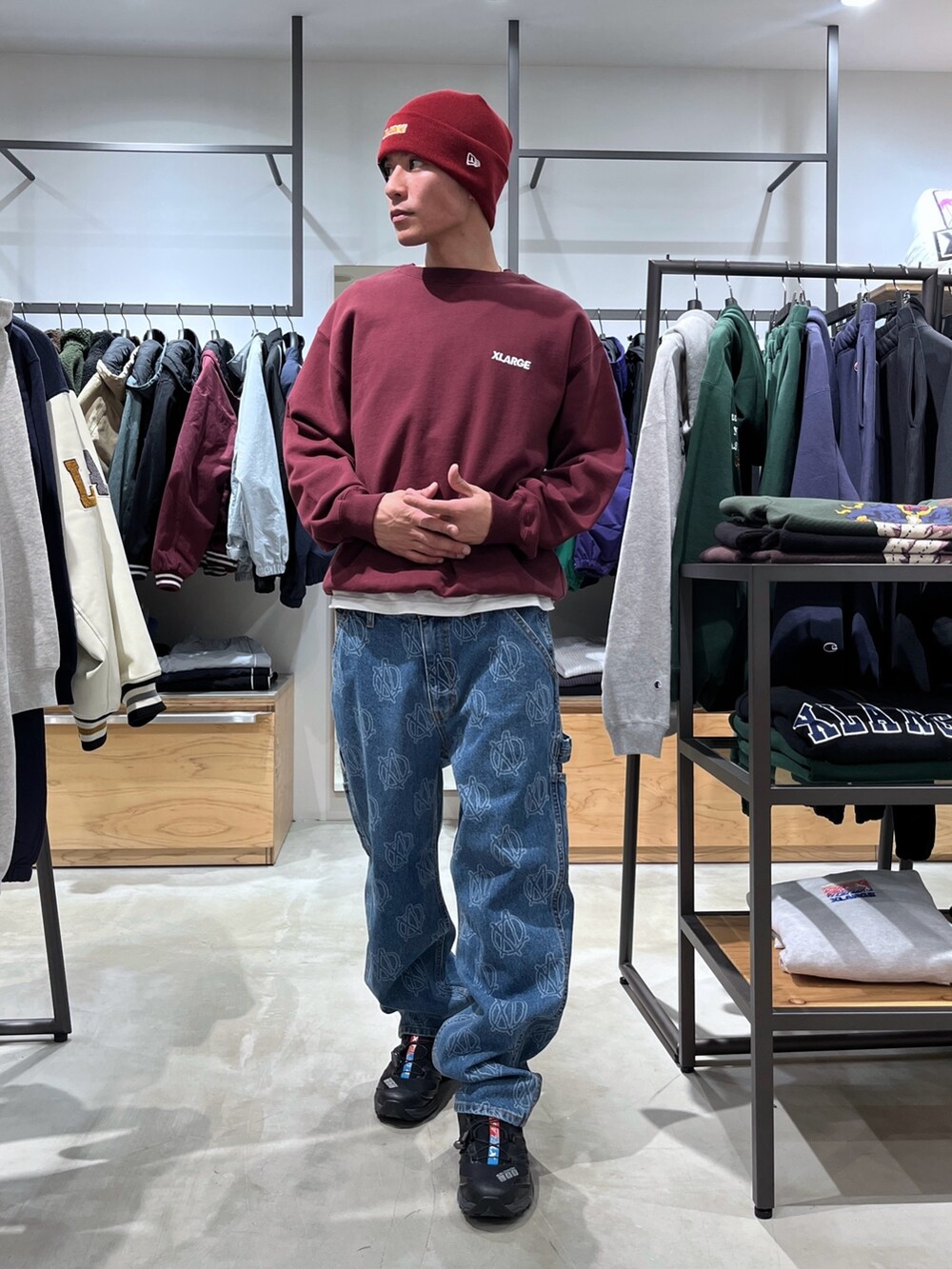 レッド系のスウェット、ブルー系のデニムパンツ、レッド系のニットキャップ/ビーニーを着用したメンズの冬コーディネートの2枚目の写真