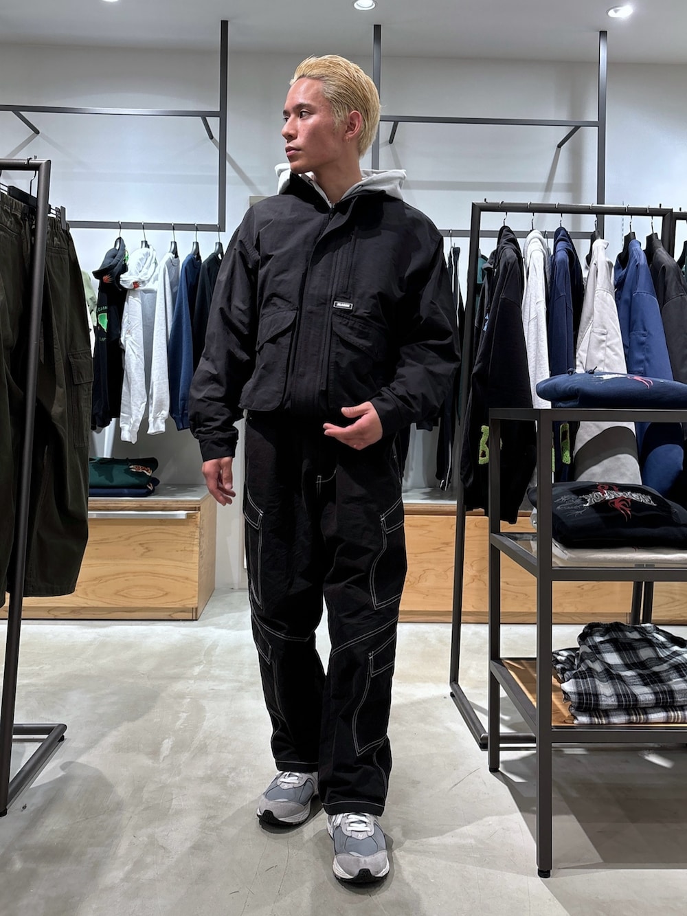 ブラック系のカーゴパンツ、ブラック系のブルゾン、グレー系のパーカーを着用したメンズの冬コーディネートの2枚目の写真