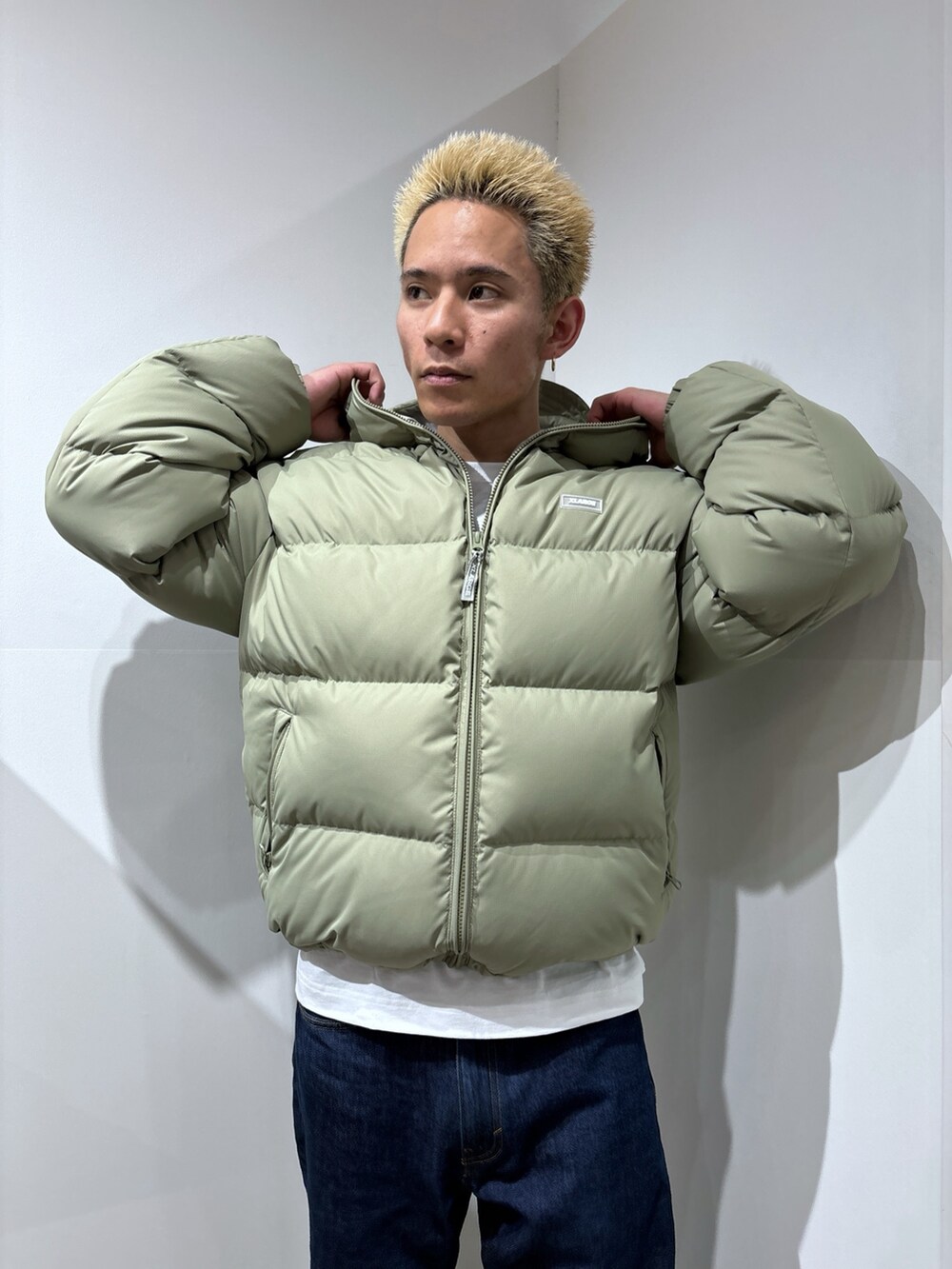 その他のダウンジャケット/コート、ブラック系のその他パンツを着用したメンズの冬コーディネートの9枚目の写真