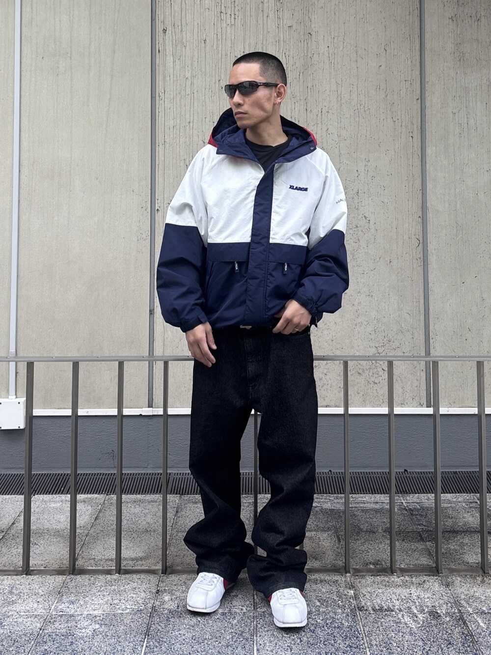 ブラック系のデニムパンツを着用したメンズの冬コーディネートの2枚目の写真