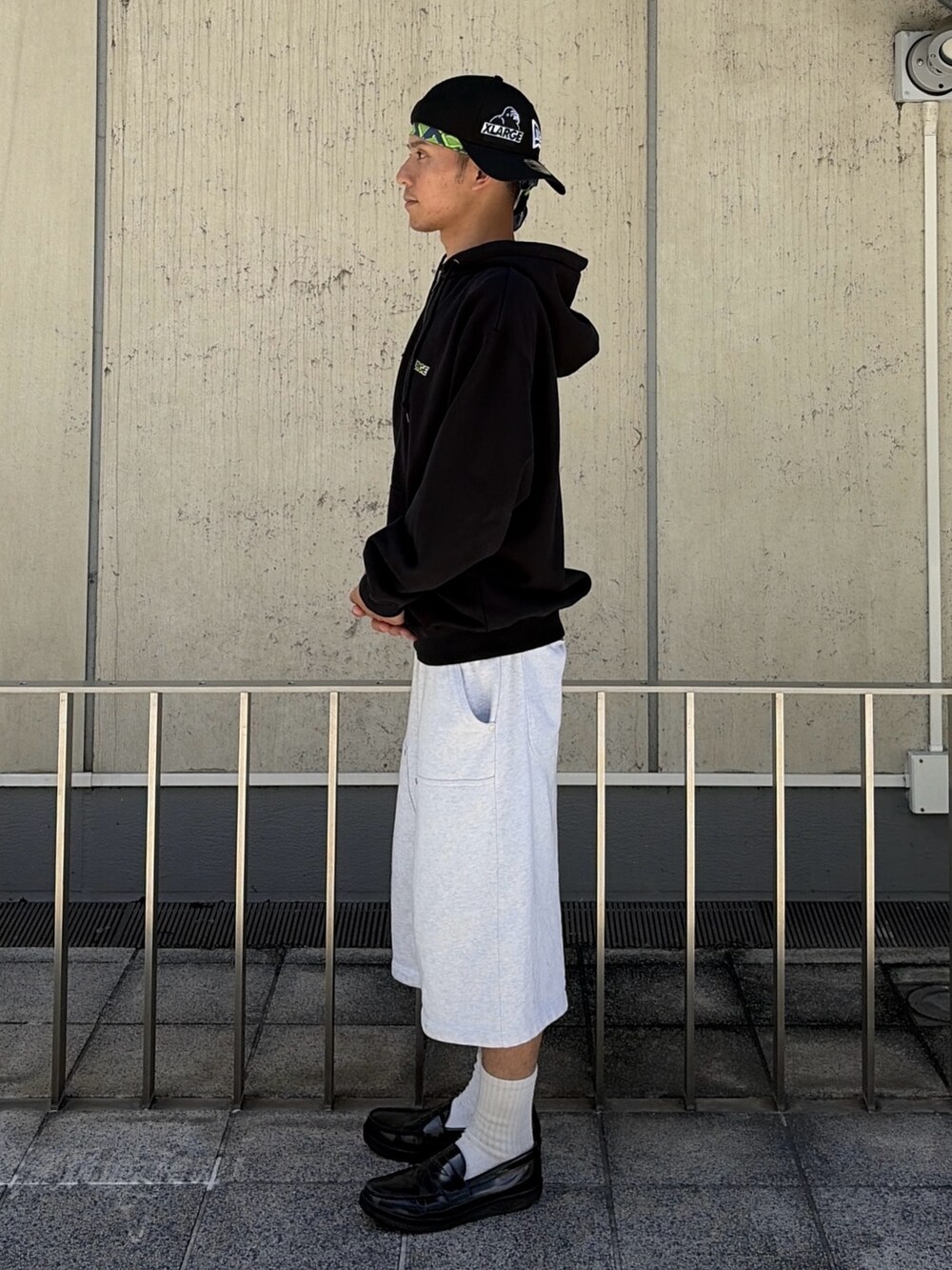グレー系のパーカー、グレー系のスウェットパンツ、その他のキャップを着用したメンズの夏コーディネートの2枚目の写真