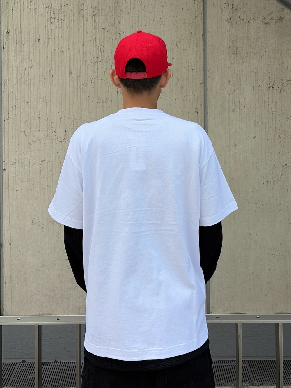 パープル系のTシャツ/カットソー、その他のTシャツ/カットソー、グレー系のその他パンツを着用したメンズの夏コーディネートの8枚目の写真