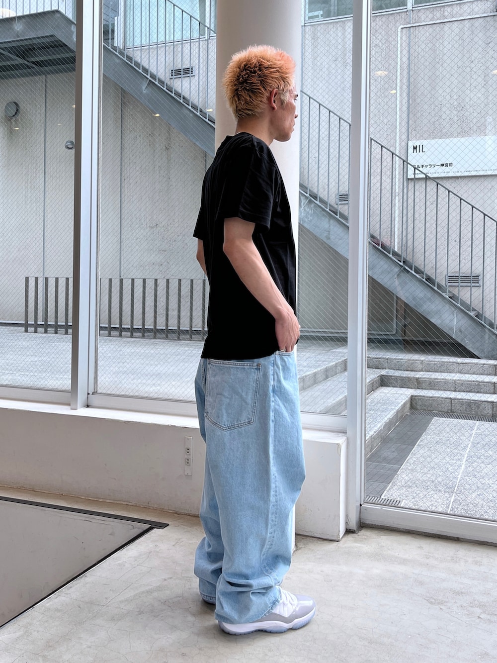 ブラック系のTシャツ/カットソー、ホワイト系のデニムパンツを着用したメンズの夏コーディネートの4枚目の写真