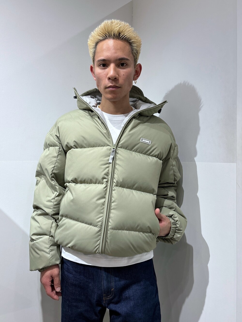 その他のダウンジャケット/コート、ブラック系のその他パンツを着用したメンズの冬コーディネートの7枚目の写真